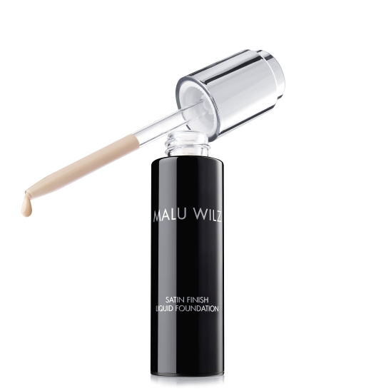 malu wilz Satin Finish Liquid Foundation צילום יחצ